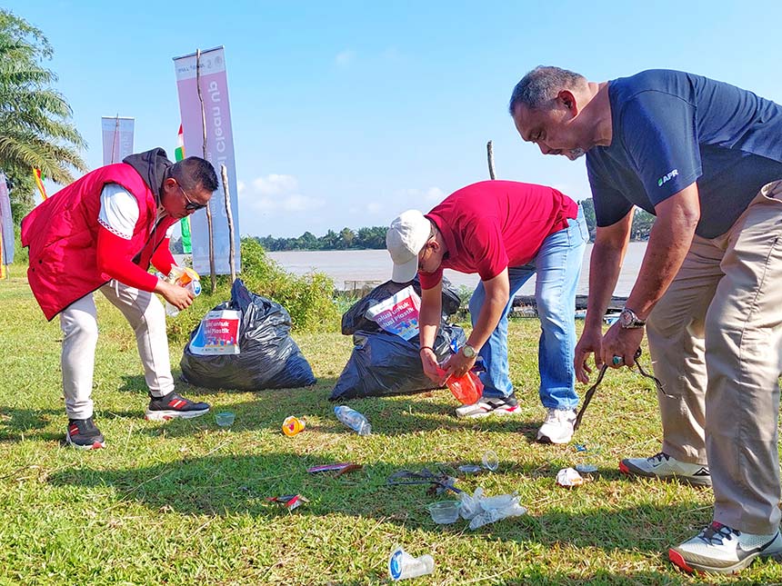 (Ki-ka) Bupati Pelalawan H, Zukri, Kepala Dinas Lingkungan Hidup Eko Novitra dan GM Stakeholder Relation RAPP Wan Mohd Jakh Anza ikut mengumpulkan sampah plastik dalam aksi bersih pantai CoastalÂ CleanÂ UpÂ 2023